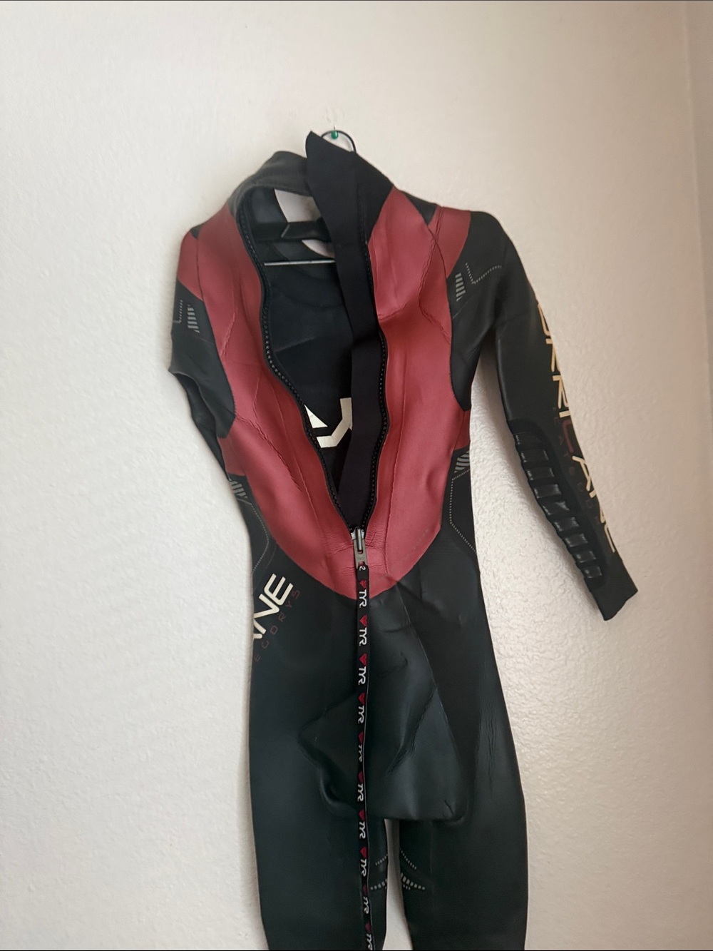 TYR Black Fullsleeve hurricane Wetsuit with Burgundy Panels Sz S back zip - Picture 6 of 14